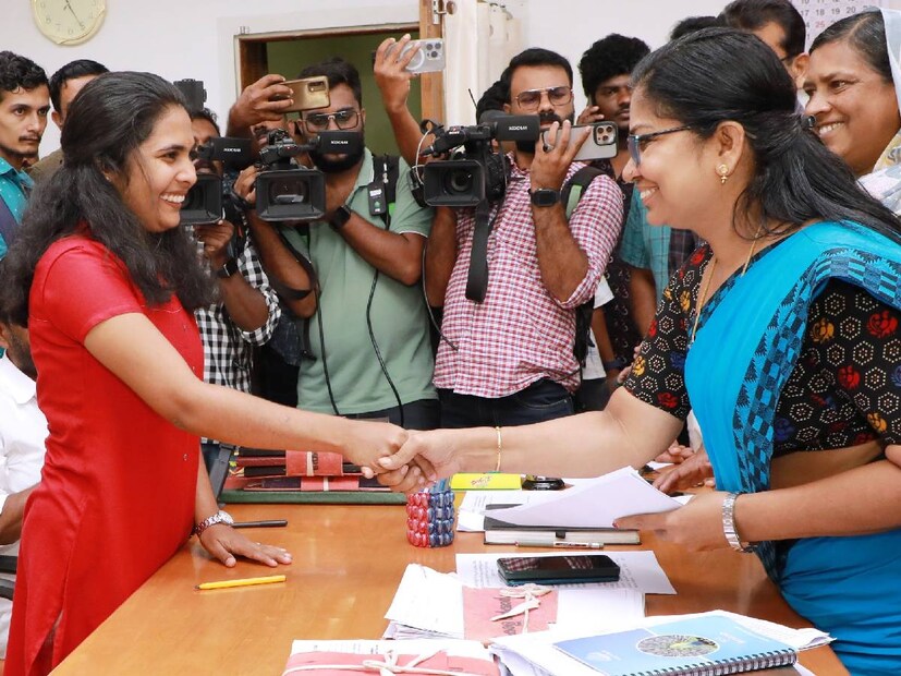  വയനാട് ചൂരൽമല, മുണ്ടക്കൈ ഉരുൾപൊട്ടലിൽ ഉറ്റവരെ നഷ്ടപ്പെട്ട ശ്രുതി സർക്കാർ ജോലിയിൽ പ്രവേശിച്ചു. രാവിലെ 11 മണിയോടെ കൽപറ്റ കലക്ടറേറ്റിലെത്തി എഡിഎം കെ ദേവകിയുടെ മുമ്പാകെ റവന്യു വകുപ്പിൽ ക്ലർക്കായാണ് ജോലിയിൽ പ്രവേശിച്ചത്.