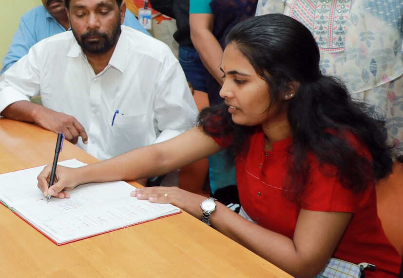  ശ്രുതിക്ക് സർക്കാർ ജോലി നൽകുമെന്ന് മുഖ്യമന്ത്രിയും റവന്യു മന്ത്രിയും നേരത്തെ പ്രഖ്യാപിച്ചിരുന്നു. കഴിഞ്ഞ മാസമാണ് റവന്യു വകുപ്പിൽ നിയമനം നൽകി സർക്കാർ ഉത്തരവ് പുറത്തിറങ്ങിയത്.