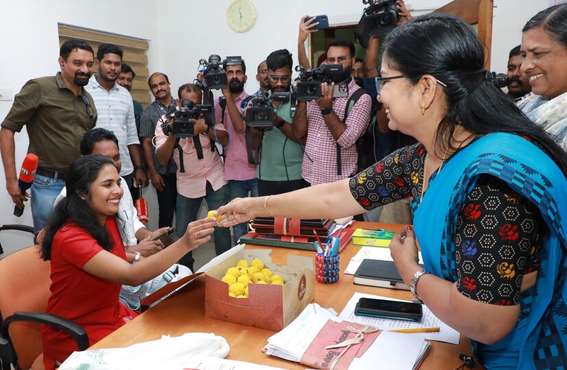  ശ്രുതിയുടെ താൽപര്യപ്രകാരം വയനാട് കളക്ടറ്റേറിൽ തന്നെ ജോലി നൽകുകയായിരുന്നു. ശ്രുതിക്ക് വേണ്ടി സന്നദ്ധ സംഘടന കൽപറ്റയിൽ വീട് നിർമിച്ച് നല്‍കുന്നുണ്ട്.