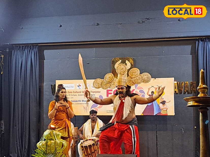  ഭിക്ഷക്കാരനായി വേഷം മാറി വന്ന രാവണൻ സീതയുടെ മുന്നിൽ വച്ച് ഭിക്ഷയാചിക്കുന്നു. ലക്ഷ്മണരേഖ മറികടന്ന് വന്ന സീതയെ രാവണൻ പിടിച്ചുകൊണ്ട് പോകുന്നു. ലങ്കയിലെത്തിയ സീതയെ ഹനുമാൻ കാണുന്നതും പിന്നീട് രാമ രാവണ യുദ്ധവും എല്ലാം സീതകളിയിൽ പ്രതിപാദിക്കുന്നുണ്ട്.