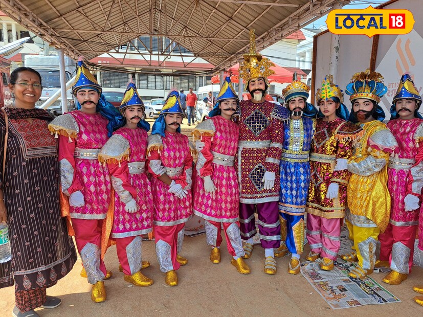  കോഴിക്കോട് മുക്കം ഹയർ സെക്കൻ്ററി സ്കൂളിലെ കുട്ടികൾ ചവിട്ടുനാടക വേഷത്തിൽ. കേരളത്തിലെ ലത്തീൻ ക്രൈസ്തവരുടെ ഇടയിൽ പ്രചാരത്തിലുണ്ടായിരുന്ന ഒരു കലാരൂപമാണ്‌ ചവിട്ടു നാടകം. തമിഴുകലർന്ന ഭാഷയാണ്‌ ചവിട്ടുനാടകങ്ങളിൽ അധികവും ഉപയോഗിക്കുന്നത്. പലകകൾ നിരത്തിയ അരങ്ങുകളിൽ അവതരിപ്പിക്കുന്നതിനാലാകണം തട്ടുപൊളിപ്പൻ എന്നും ഇതിനു പേരുണ്ട്.