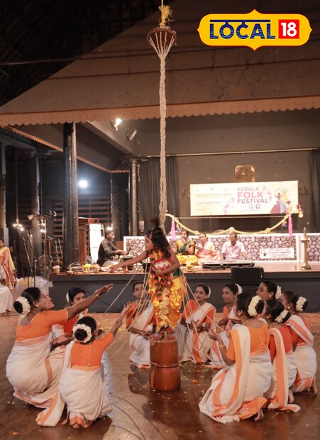  ശ്രീകൃഷ്ണ ലീലകളാണ് ചരട് പിന്നിക്കളിയുടെ പ്രമേയം. ഉണ്ണിക്കണ്ണനും ഗോപികമാരും വശ്യമായ ചുവടുകളോടെ ചരടുകൾ പിന്നി അരങ്ങിൽ നിറഞ്ഞാടി.