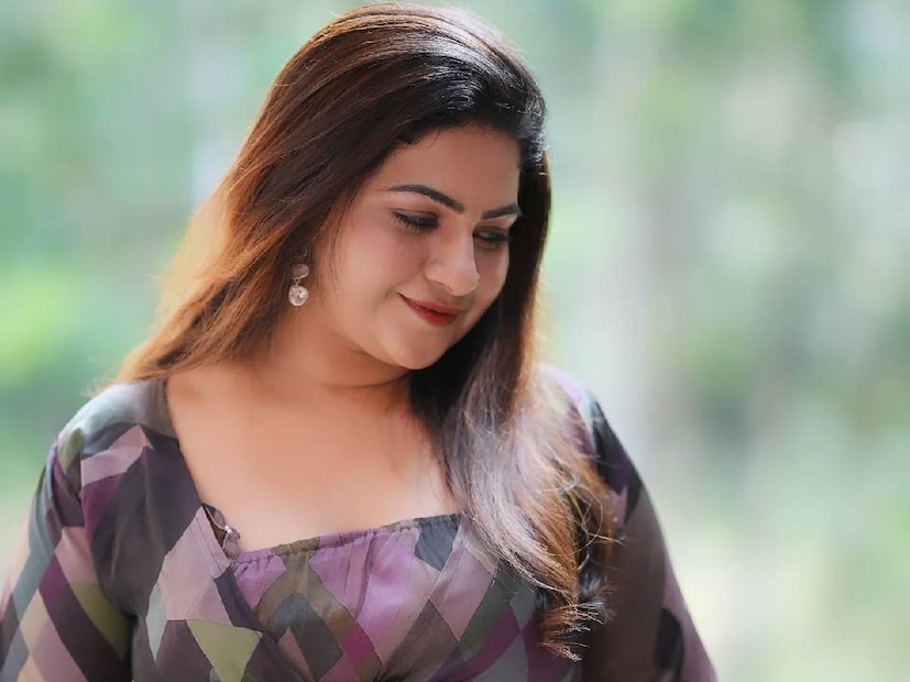 ആൽബിയുമായി നടിയുടെ രണ്ടാം വിവാഹമാണ്. വിവാഹശേഷം ആദ്യ വിവാഹത്തെക്കുറിച്ചും അവരുടെ വ്യക്തി ജീവിതത്തെക്കുറിച്ചുമെല്ലാം അത്യന്തം വിവാദമുണ്ടായ സാഹചര്യവും മലയാളികൾ കണ്ടതാണ്. ചില ചോദ്യങ്ങൾക്ക് അവർ നേരിട്ടെത്തി അഭിമുഖങ്ങളിലൂടെ മറുപടി കൊടുത്തു. വിവാഹം കഴിഞ്ഞ് നാല് വർഷം തികയറാവുന്ന സാഹചര്യത്തിൽ അപ്സരയും ആൽബിയും തമ്മിൽ പിരിഞ്ഞോ എന്ന ചോദ്യം പ്രസക്തമാവുന്നു. അപ്സരയുടെ സോഷ്യൽ മീഡിയയിലെ ചില ആക്ടിവിറ്റികൾ നോക്കിയാണ് ചിലരുടെ കണ്ടെത്തൽ. ഈ ചോദ്യം ഉയർന്നതും അപ്സര മറ്റൊരു അഭിമുഖത്തിൽ മറുപടി നൽകിക്കഴിഞ്ഞു (തുടർന്ന് വായിക്കുക)