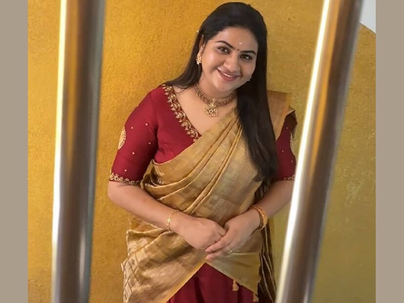 ഒരിക്കൽ സ്വന്തം പേരിനൊപ്പം ഭർത്താവിന്റെ പേര് ചേർത്തുവെക്കാത്തതിനെ വിമർശിച്ചപ്പോഴും അപ്സര ഒരു മറുപടി കൊടുത്തിരുന്നു. രത്നാകരൻ തന്റെ പിതാവിന്റെ പേരാണ്. ഒരു പുരസ്കാരം ലഭിച്ചതും അതിൽ അപ്സര രത്നാകരൻ എന്ന് പേരുവന്നതും ഭർത്താവുമായി ഡിവോഴ്സ് ആയോ എന്ന ചോദ്യം വന്നിരുന്നു. തന്റെ ഭർത്താവ് പോലും അദ്ദേഹത്തിന്റെ പേര് ചേർത്തുവെക്കണം എന്ന് നിർബന്ധം പിടിച്ചിരുന്നില്ല. ഒരു സ്ത്രീ വിവാഹം കഴിഞ്ഞാൽ അച്ഛന്റെ പേരിന്റെ സ്ഥാനത്ത് ഭർത്താവിന്റെ പേരുവെക്കണം എന്ന് നിയമമുണ്ടോ എന്ന് അപ്സര തിരിച്ചു ചോദിച്ചിരുന്നു 