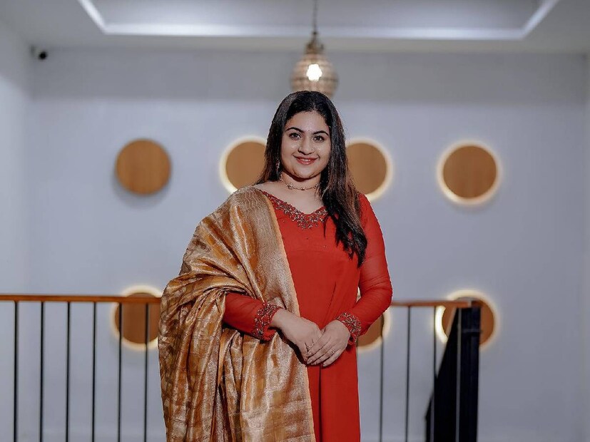 അപ്സരയുടെ നിലവിലെ ഇൻസ്റ്റഗ്രാം പേജിൽ 14.4K ഫോളോവേഴ്സ് ആണുള്ളത്. ഇതിൽ അപ്സര ആൽബിയെയോ, ആൽബി അപ്സരയെയോ ഫോളോ ചെയ്യുന്നില്ല എന്നതൊരു കാര്യം. അപ്സരയുടെ പേജ് നോക്കിയാൽ ഇതിൽ ആൽബിയുടെ ഒപ്പമുള്ള ചിത്രങ്ങളോ ദൃശ്യങ്ങളോ കാണാൻ സാധിക്കുന്നുമില്ല. എന്തുകൊണ്ടാണ് ഭാര്യയും ഭർത്താവും കൂടിയുള്ള ദൃശ്യങ്ങൾ പോസ്റ്റ് ചെയ്യുന്നില്ല എന്ന ചോദ്യം സ്വാഭാവികം. ഇത് തന്റെ പുതിയ ഇൻസ്റ്റഗ്രാം അക്കൗണ്ട് ആണെന്ന് അപ്സര പറയുന്നു. പഴയ അക്കൗണ്ടിന് എന്ത് സംഭവിച്ചു എന്നും താരം ചൂണ്ടിക്കാട്ടുന്നു 