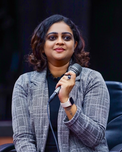  പണ്ട് സ്കൂളിൽ നടന്ന കാര്യങ്ങൾ വീട്ടിൽ വന്നു പറയുമ്പോൾ നമ്മുടെ അച്ഛനും അമ്മയും ഫോണിൽ നിന്ന് മുഖമുയർത്താതെയല്ല അത് കേട്ടതെന്ന് നമ്മളും ഓർക്കണം.അടി വേണ്ട എന്ന് പറഞ്ഞാൽ discipline വേണ്ടന്നോ, കാര്യങ്ങൾ കുട്ടികളുടെ ഇഷ്ടത്തിന് മാത്രം വിട്ട് കൊടുക്കണം എന്നോ അല്ലെന്നു പ്രത്യേകം പറയേണ്ടല്ലോ. തെറ്റുകൾക്ക് നാച്ചുറൽ ആയതും ലോജിക്കൽ ആയതുമായ ചില പരിണിത ഫലങ്ങൾ അനുഭവിച്ച് തന്നെ അവർ വളരട്ടെ. അതിൽ അധ്യാപകരുടെയും പേരെന്റ്സിന്റെയും ചേർന്നുള്ള efforts ആവശ്യം തന്നെയാണ്."No child is a bad child; there are only bad behaviors. With understanding and guidance, every child has the potential to thrive." അടിയോടൊക്കുമോ അണ്ണൻ തമ്പി എന്ന് തന്നെയാണ് ഇപ്പോഴും തോന്നലെങ്കിൽ വിട്ടേരെ, ഇത് നിങ്ങൾക്കുള്ളതല്ല !!
