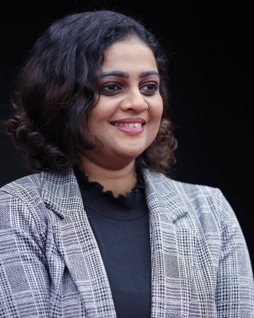  കുട്ടി വികൃതിയാണെന്ന്. അതായത് നാൽപ്പത് വയസ്സുകാരെപോലെ നാല് വയസ്സുകാരി പെരുമാറണമെന്ന് പ്രതീക്ഷിക്കുന്നതാണ് ഇപ്പോഴും ലോകം. സത്യത്തിൽ മറ്റേതു കാലത്തേക്കാളും challenging ആണ് ഇന്നത്തെ അദ്ധ്യാപകരുടെ അവസ്ഥ. അടിക്കാനും പറ്റില്ല alternate methods നോക്കാനുള്ള അവസ്ഥയും ഇല്ല. നിങ്ങൾക്ക് അങ്ങ് പറഞ്ഞാ മതി, ഇപ്പോഴത്തെ പിള്ളേരെ മേയ്ക്കാൻ ഒട്ടും എളുപ്പമല്ലെന്ന് പറയുന്ന ഒരുപാട് ടീച്ചേഴ്‌സിനെ കാണാറുമുണ്ട്.മാറ്റങ്ങൾ വീട്ടിൽ നിന്ന് തന്നെയാണ് തുടങ്ങേണ്ടത്. ഉള്ളത് പറഞ്ഞാൽ കുഞ്ഞുങ്ങൾക്ക് അവർ ഡിസേർവ് ചെയ്യുന്ന സമയം കൊടുക്കാൻ മിക്കപ്പോഴും നമുക്ക് പറ്റാറില്ല. എല്ലാ തിരക്കും കഴിഞ്ഞു മിച്ചമുള്ള സമയത്ത് ചെയ്യുന്ന പ്രോസസ്സ് ആണ് പലർക്കും പേരെന്റിങ്. ആ കുറ്റബോധം മറികടക്കാൻ നമ്മൾ കുട്ടികൾ പറയുന്നതൊക്കെ ഉടനടി (immediate gratification),നിയന്ത്രണമില്ലാതെ സ്ക്രീൻ ടൈം കൊടുക്കും, പറയേണ്ട NO പലതും പറയാതിരിക്കും. കണക്കില്ലാതെ പണം കൈകാര്യം ചെയ്യാൻ ഏൽപ്പിക്കും. ബൗണ്ടറികൾ സെറ്റ് ചെയ്യാതിരിക്കും. കുട്ടികൾ ആവട്ടെ ആ അവസരങ്ങളെ കൃത്യമായി ഉപയോഗിക്കും.