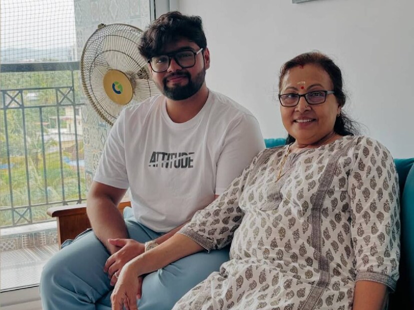 അമ്മയ്ക്ക് ആദരാഞ്ജലി അർപ്പിച്ചു കൊണ്ട് ഗോപി സുന്ദർ ഇട്ട പോസ്റ്റിൽ ഹേമ എന്ന വ്യക്തി നൽകിയ കമന്റ് ശ്രദ്ധിക്കപ്പെടുന്നു. ലിവിയുടെ  കൗമാരക്കാല സുഹൃത്തുക്കളിൽ ഒരാൾ എന്ന നിലയിലാണ് ഹേമ തന്നെത്തന്നെ അവതരിപ്പിച്ചത്. പിതാവിന്റെ മരണത്തെ തുടർന്ന് വിവാഹജീവിതത്തിലേക്ക് കടക്കേണ്ടി വന്ന പെൺകുട്ടിയായിരുന്നു ലിവി. പിന്നെ ജീവിതം സുരേഷ് ബാബുവിനും രണ്ടു മക്കൾക്കും ഒപ്പം. പാട്ടുരയ്ക്കലിലെ തങ്ങളുടെ വീട്ടിൽ ലിവിയും ബാബുവും ദീർഘനേരം ചിലവഴിക്കുമായിരുന്നു എന്ന് ലിവി ഓർക്കുന്നു. സ്വാഭാവികമായും സ്റ്റൈലിഷ് ആയിരുന്നു ലിവി എന്ന ഹേമ ഓർക്കുന്നു 