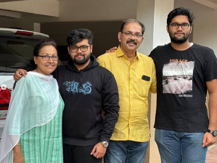 ആ കണ്ടെത്തലിൽ തെറ്റില്ല എന്ന് വേണം പറയാൻ. ഗോപി സുന്ദറിന് 47 വയസുണ്ട് പ്രായം. മരിക്കുന്ന വേളയിൽ അമ്മ ലിവിക്ക് അറുപത്തിയഞ്ചും. അമ്മയും മകനും തമ്മിൽ കേവലം 18 വയസിന്റെ അന്തരം മാത്രം. അതിനുള്ള കാരണവും ഇപ്പോൾ പുറത്തുവരികയാണ്. ഇന്നിന്റെ കുട്ടികളെ നോക്കിയാൽ, സ്കൂൾ കഴിഞ്ഞ് കലാലയത്തിന്റെ വർണപ്പകിട്ടിൽ പാറിപ്പറന്നു നടക്കുന്ന പ്രായത്തിൽ അമ്മയായ ആളാണ് ലിവി സുരേഷ്ബാബു. എന്തുകൊണ്ട് ലിവിക്ക് അന്ന് വിവാഹമല്ലാതെ മറ്റൊരു സാഹചര്യം ഒത്തുവന്നില്ല എന്നൊരാൾ പറയുന്നു. ഈ ചിത്രത്തിൽ കാണുന്നത് ഗോപി സുന്ദറിന്റെ അച്ഛനമ്മമാരും, മക്കളുമാണ് 