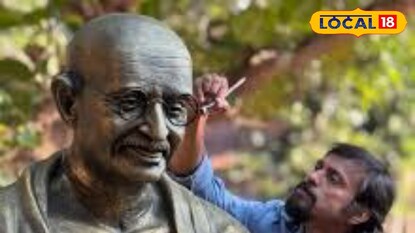 ഉണ്ണി കാനായി ഗാന്ധി പ്രതിമയുടെ നിർമാണ വേളയിൽ 