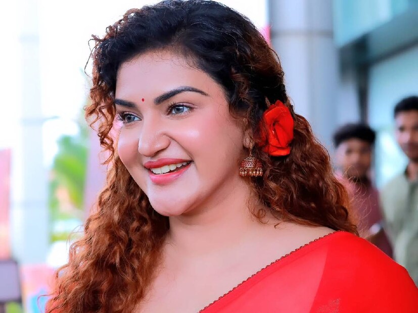 ബിസിനസുകാരനായ ബോബി ചെമ്മണ്ണൂരിനെതിരെ അധിക്ഷേപ പരാതി നൽകിയ സാഹചര്യത്തിൽ ഹണി റോസ് വീണ്ടും വാർത്തകളുടെ താരമായി മാറി. റിമാൻഡ് ചെയ്യപ്പെട്ട ബോബി ജാമ്യം നേടി പുറത്തുവരികയും ചെയ്തു. ഹണി ഉദ്‌ഘാടകയായി എത്തിയ പരിപാടിയിൽ ഒപ്പം പങ്കെടുത്ത ബോബി 'കുന്തിദേവി' എന്ന പരാമർശം നടത്തിയതാണ് വിവാദമായത്. ഹണി റോസിന്റെ പ്രതിഷേധം തുടക്കത്തിൽ സോഷ്യൽ മീഡിയയിലും, പിന്നീട് പോലീസ് പരാതിയിലും എത്തിയതിനെ തുടർന്ന് ബോബി ചെമ്മണ്ണൂർ അറസ്റ്റ് ചെയ്യപ്പെടുകയായിരുന്നു 