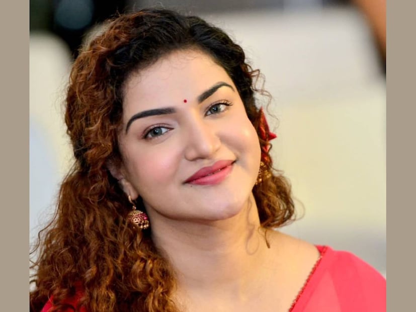 ഹണി റോസ് അവരുടെ ഭക്ഷണ, ഫിറ്റ്നസ് രീതികളെ കുറിച്ച് അടുത്തിടെ എവിടെയും പറഞ്ഞതായി അറിവില്ല എങ്കിലും, പത്തു വർഷങ്ങൾക്ക് മുൻപ് താൻ ഭക്ഷണത്തെ ഏറെ സ്നേഹിക്കുന്ന വ്യക്തിയാണ് എന്ന് ഹണി റോസ് പറഞ്ഞിട്ടുണ്ട്. ജിമ്മിൽ പോകാൻ താൽപ്പര്യമില്ല എന്ന് അന്ന് പറഞ്ഞിരുന്നുവെങ്കിലും, കുറച്ചു നാളുകൾക്ക് മുൻപായി ഹണി റോസ് ഒരു ജിമ്മിന്റെ ഉദ്‌ഘാടനത്തിന് പോയിരുന്ന ദൃശ്യങ്ങൾ വൈറലായിരുന്നു. ഭക്ഷണം ഉണ്ടാക്കാനും തനിക്ക് താല്പര്യമുള്ള കാര്യം ഹണി റോസ് വ്യക്തമാക്കിയിരുന്നു. മധുരപലഹാരങ്ങൾ ഉണ്ടാക്കാനും കഴിക്കാനും ഇഷ്‌ടമെന്നും ഹണി. ഇങ്ങനെയെങ്കിൽ, എങ്ങനെയാണ് ഹണി ശരീരത്തിന് വ്യായാമം നൽകുക? അതിനുള്ള മറുപടി ഇപ്പോൾ പറയാതെ പറഞ്ഞിരിക്കുകയാണ് താരം 