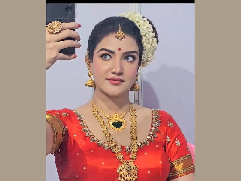 ഹണി റോസിന്റെ വേഷവിധാനങ്ങൾ തിരഞ്ഞെടുക്കുന്നത് അമ്മയാണെന്നും, അതിന്റെ പേരിൽ പഴികേൾക്കുന്നതു താനാണ് എന്നും ഹണി പറഞ്ഞിരുന്നു. എന്നാൽ, ഹണി റോസിന്റെ അമ്മ അച്ചടക്കത്തിന്റെ കാര്യത്തിൽ സ്കൂൾ പ്രിൻസിപ്പാലിനേക്കാളും ചിട്ടവട്ടമുള്ളയാളാണ് എന്നുവേണം മനസിലാക്കാൻ. മകളുടെ സ്വഭാവത്തെക്കുറിച്ച് പറയുമ്പോൾ, പിതാവിന് നൂറുനാവാണ്. എപ്പോഴും പ്രസന്നത വിളങ്ങുന്ന മുഖം മാത്രമല്ല, ഉള്ളിൽ നിന്നും ഹണി അത്തരത്തിൽ തന്നെയാണ് പെരുമാറുക എന്നും അച്ഛൻ പറയുന്നു 