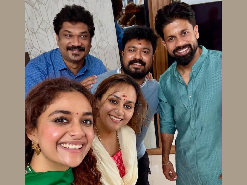 കീർത്തി വിവാഹത്തിന്റെ പുതുമോടി മാറുംമുൻപേ സിനിമാ പ്രൊമോഷനുകളുമായി തിരക്കിട്ടോടി എങ്കിലും, ചിത്രം ബോക്സ് ഓഫീസിൽ വേണ്ടത്ര വിജയം കൈവരിച്ചില്ല. ഇതിനിടെ ഭർത്താവ് ആന്റണിയുടെ ഒപ്പം കീർത്തി പൊങ്കൽ ആഘോഷിച്ച ചിത്രങ്ങളും അവരുടെ സോഷ്യൽ മീഡിയയിൽ എത്തിച്ചേർന്നു. തന്നെപ്പോലെയല്ല, ആന്റണി മാധ്യമങ്ങളെ നേരിട്ട് പരിചയമുള്ളയാൾ അല്ല എന്ന് കീർത്തി ഒരു മുൻ‌കൂർ ജാമ്യം എടുത്തിട്ടുണ്ട്. കീർത്തിയുടെ സുഹൃത്തുക്കളെ കണ്ടാൽ ആന്റണി കൂടെക്കൂടും എന്ന് മാത്രം