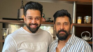 വിക്രമിനൊപ്പം ഷെരീഫ് മുഹമ്മദ്