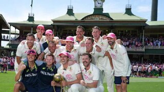  ബോർഡർ-ഗവാസ്കർ ട്രോഫിയുമായി ഓസീസ് ടീം