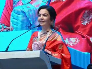 ജാംനഗറിൽ റിലയൻസ് ജീവനക്കാരെ അഭിസംബോധന ചെയ്യുന്ന നിത അംബാനി (News 18)