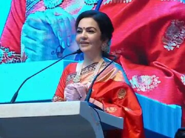 ജാംനഗറിൽ റിലയൻസ് ജീവനക്കാരെ അഭിസംബോധന ചെയ്യുന്ന നിത അംബാനി (News 18)