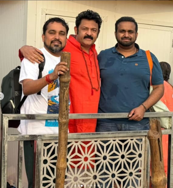  'കോടിക്കണക്കിനു സാധാരണ ജനങ്ങൾ, വിദേശികൾ, വിഐപികൾ ഉൾപ്പടെ ഇത്രയധികം ആളുകൾ പങ്കെടുക്കുന്ന മേളയിൽ അപകടങ്ങളോ അനിഷ്ട സംഭവങ്ങളോ ഉണ്ടാകാതെ വളരെ ഉയർന്ന രീതിയിലുള്ള സുരക്ഷാ ക്രമീകരണങ്ങളാണ് ഒരുക്കിയിരിക്കുന്നത്. ഇത്രയും ഭംഗിയായി സുരക്ഷാ സംവിധാനങ്ങളും മറ്റു സൗകര്യങ്ങളും ഒരുക്കിയ മോഡി-യോഗി സർക്കാരുകൾ എന്തുകൊണ്ടും അഭിനന്ദനം അർഹിക്കുന്നു...'- അദ്ദേഹം കൂട്ടിച്ചേർത്തു.