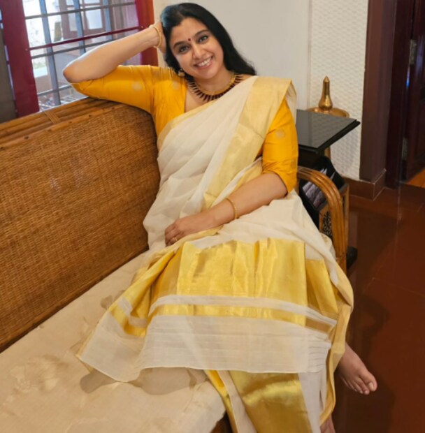  അഭിനയ ജീവിതത്തിൽ‌ നാലു വർഷം മാത്രമാണ് ഉണ്ടായിരുന്നതെങ്കിലും മലയാള സിനിമാ പ്രേക്ഷകർ ഇന്നും മറക്കാത്ത മുഖമാണ് സംയുക്ത വർമ്മ. വിവാഹ ശേഷം സിനിമാ അഭിനയം അവസാനിപ്പിച്ചെങ്കിലും മലയാളികൾക്ക് ഇന്നും പ്രിയപ്പെട്ട നടിയാണ് സംയുക്ത. ആദ്യ ചിത്രത്തിൽ അഭിനയിക്കുമ്പോൾ ഇരുപത് വയസ്സായിരുന്ന സംയുക്തയ്ക്ക് ഇന്ന് 45 വയസാണ്. എന്നാൽ, പണ്ടത്തേതിനേക്കാൾ ചെറുപ്പവും ഊർജവുമുള്ള സംയുക്തയെയാണ് ഇപ്പോൾ കാണാൻ കഴിയുന്നത്.