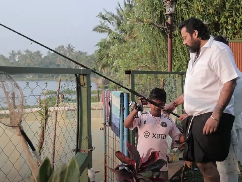 വൈക്കത്തെത്തിയ ബാല ഒരു തനി വൈക്കംകാരനായി മാറിക്കഴിഞ്ഞു. കായലിനോട് ചേർന്നാണ് ബാലയും കോകിലയും താമസിക്കുന്ന വീട് സ്ഥിതി ചെയ്യുന്നത്. കായലിലേക്ക് ചാടി നീന്താനും, മീൻപിടിക്കാനും ബാലയ്ക്ക് വലിയ ഉത്സാഹമാണ്. എല്ലാത്തിനും പ്രോത്സാഹനവുമായി ഭാര്യ കോകില ഒപ്പമുണ്ടാകും. പുത്തൻ യൂട്യൂബ് ചാനലിലും ബാലയും കോകിലയും ഈ കായലോര ജീവിതത്തിന്റെ ചില ദൃശ്യങ്ങൾ പങ്കിടുന്നു. അതുപോലെ തന്നെ വളരെ കുറച്ചു നാളുകൾക്ക് മുൻപ് ആരംഭിച്ച പുതിയ കുടുംബ ജീവിതത്തിന്റെ സന്തോഷങ്ങളും ബാലയും കോകിലയും പങ്കിടുന്നു (തുടർന്ന് വായിക്കുക)