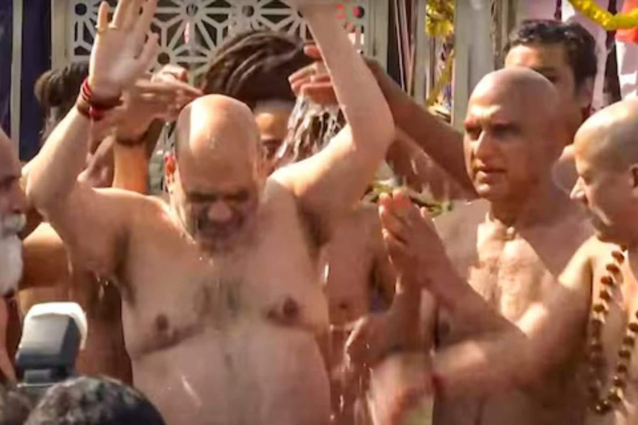 പ്രയാഗ്‌രാജിലെ ത്രിവേണി സംഗമത്തിൽ കേന്ദ്രമന്ത്രി അമിത് ഷാ പുണ്യസ്നാനം നടത്തി; പുണ്യജലം തളിച്ച് യുപി മുഖ്യമന്ത്രി