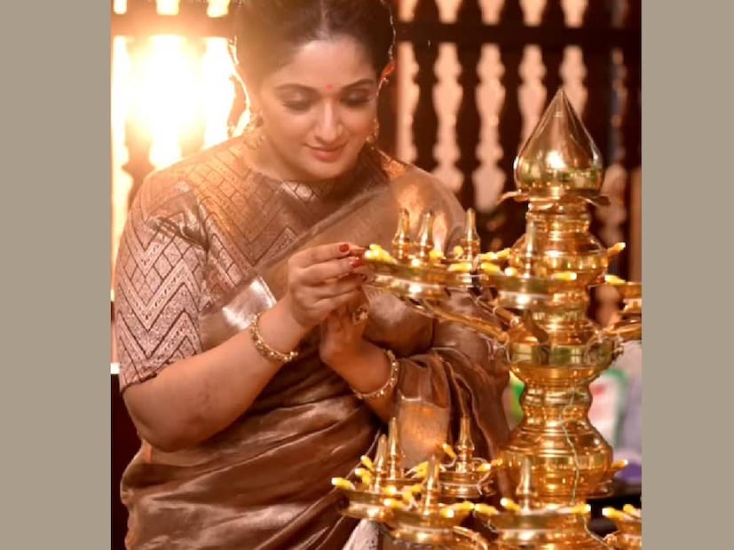 കാവ്യ ബാലതാരമായി വെറുതേ ഒന്ന് മുഖം കാണിച്ച 'പൂക്കാലം വരവായി' എന്ന സിനിമ മുതൽ കൂടെയുള്ള നടനാണ് ദിലീപ്. അന്ന് കാവ്യ തീരെ ചെറിയ കുട്ടിയായിരുന്നു എങ്കിൽ, ദിലീപ് ഇതേ സിനിമയിലെ അസിസ്റ്റന്റ് ആയി പ്രവർത്തിച്ചു വരികയായിരുന്നു. അൽപ്പം കൂടി മുതിർന്ന ശേഷം, സ്കൂൾ വിദ്യാർത്ഥിനിയായിരിക്കെ തന്നെ കാവ്യാ മാധവൻ മലയാള സിനിമയിൽ നായികാവേഷവും ചെയ്‌തു. ആദ്യ ചിത്രത്തിലും നായകൻ ദിലീപ് തന്നെയായി. ഈ ഭാഗ്യജോഡികളെ മുൻനിർത്തി ഹിറ്റായി മാറിയ കുടുംബ ചിത്രങ്ങളുടെ ഒരു പരമ്പര തന്നെ പുറത്തിറങ്ങി എന്നുപറയാം (തുടർന്ന് വായിക്കുക)