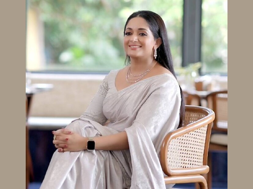 ദിലീപിന്, കാവ്യ മാധവനോടുള്ള പ്രണയം അറിയാവുന്ന ചിലരെങ്കിലും സിനിമാ മേഖലയിലും ഉണ്ടായിരുന്നു. ഇരുവരുടെയും വിവാഹമോചനം നടന്നശേഷം പ്രണയ ഗോസിപ്പുകൾക്ക് കരുത്തേറി. ദിലീപിന്റെ അടുത്ത സുഹൃത്തുക്കളിൽ ഒരാൾ മുതിർന്ന താരമായ കെ.പി.എ.സി. ലളിതയായിരുന്നു. സൗഹൃദത്തിനും പുറമേ, മകൾ ശ്രീക്കുട്ടിയുടെ വിവാഹം നടത്താൻ പ്രതിസന്ധി നേരിട്ടതും, കെ.പി.എ.സി. ലളിതയെ സഹായിക്കാൻ മുന്നോട്ടു വന്നത് ദിലീപായിരുന്നു. ദിലീപ്, കാവ്യാ മാധവൻ വിവാഹം കഴിഞ്ഞ വേളയിൽ കെ.പി.എ.സി. ലളിത നൽകിയ ഒരഭിമുഖത്തിന്റെ ശകലം സോഷ്യൽ മീഡിയയിൽ ഇപ്പോഴും ശ്രദ്ധനേടുകയാണ്