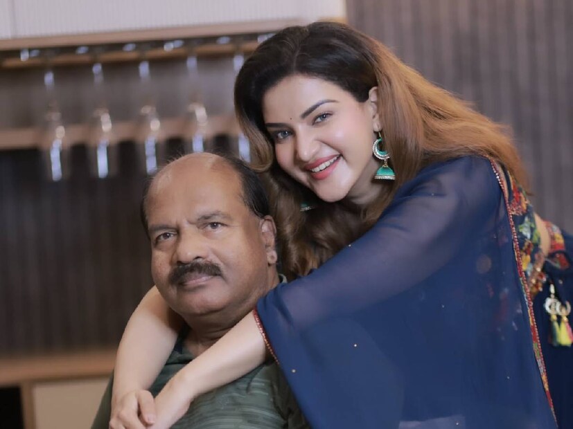 തകർപ്പൻ ലുക്കുകളിൽ ഓരോ ഉദ്‌ഘാടന വേദിയിലും എത്തിച്ചേരാൻ ഹണി റോസ് ശ്രദ്ധിക്കാറുണ്ട്. വസ്ത്രങ്ങളും ആക്സസറികളും തിരഞ്ഞെടുക്കാൻ താനും തന്റെ പിന്നിലെ ടീമും നന്നായി പരിശ്രമിക്കാറുണ്ട് എന്ന് ഹണി റോസ്. ഹണിയുടെ വേഷം തിരഞ്ഞെടുക്കുന്നതിൽ അമ്മയ്ക്കും ക്രെഡിറ്റ് നൽകേണ്ടിയിരിക്കുന്നു. ഹണി റോസിന്റെ ഫാൻസായി പുരുഷന്മാർ മാത്രമല്ല, സ്ത്രീകളും ഉണ്ട് എന്നതിന് വ്യക്തമായ തെളിവുകളുണ്ട്. മകൾക്ക് നല്ലൊരു വ്യക്തിത്വം എന്ന് പറയുമ്പോൾ അച്ഛനും അഭിമാനം മാത്രം. അച്ചടക്കം പഠിപ്പിച്ചു വളർത്തി എന്ന് അമ്മയും പറയുന്നു (തുടർന്ന് വായിക്കുക)