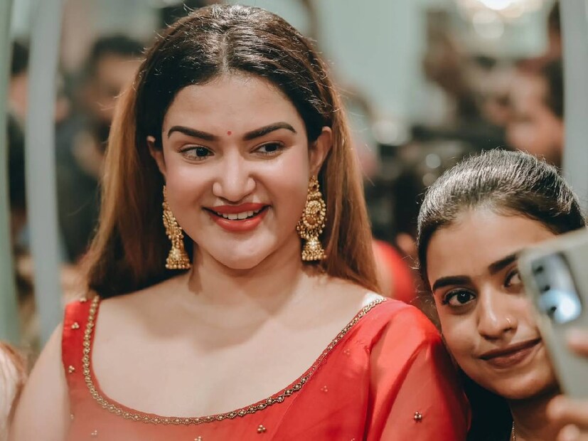 ദേഷ്യക്കാരി എന്ന് ആരും മകളെ വിളിക്കരുത് എന്ന് അമ്മ റോസ്ലിന് പണ്ടുമുതലേ വാശിയായിരുന്നു. നല്ല രീതിയിൽ അച്ചടക്കം പഠിപ്പിച്ച് കൊണ്ടാണ് ഹണിയെ വളർത്തിയത്. സ്കൂൾ വിദ്യാർത്ഥിനിയായിരിക്കെ അധികം സംസാരിക്കാത്ത പെൺകുട്ടിയായിരുന്നു ഹണി റോസ്. ഇന്നിപ്പോൾ ഹണിയുടെ കൂടെ പലരും സെൽഫിക്കും മറ്റുമായി ചുറ്റും കൂടുമ്പോഴും, ഏതു തിരക്കിലും അവരെ നിരാശരാക്കാതെ സെൽഫി എടുത്തു നൽകാൻ ഹണി റോസ് ശ്രദ്ധിക്കാറുണ്ട്. താൻ അതിലെല്ലാം സന്തോഷം കണ്ടെത്തുന്ന കൂട്ടത്തിലാണ് എന്ന് ഹണി റോസ് ഒരു അഭിമുഖത്തിൽ പറഞ്ഞിട്ടുമുണ്ട് 