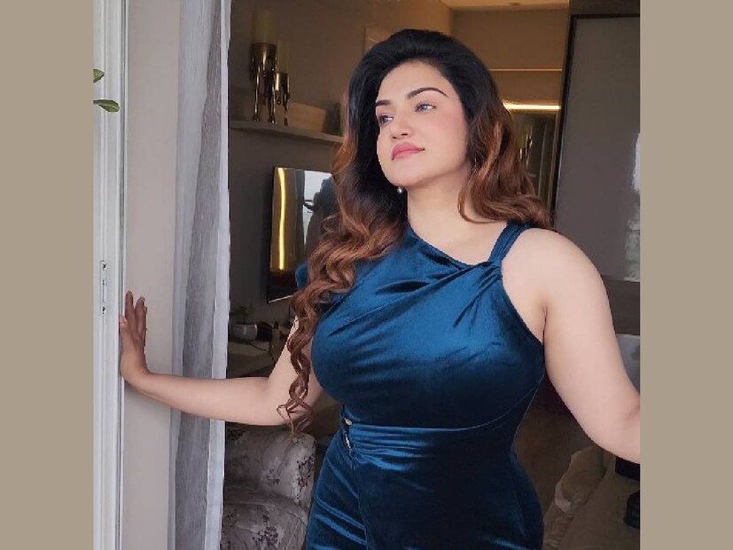 എത്രത്തോളം ട്രോൾ ചെയ്യപ്പെട്ടാലും കമന്റ് ബോക്സിൽ ചെന്നുപോലും ഒരു മറുപടി കൊടുക്കാത്ത കൂട്ടത്തിലാണ് ഹണി റോസ്. എപ്പോഴും പുഞ്ചിരി തൂകിയ മുഖത്തോടെ കാണുന്ന ഹണി റോസ്, ഇത്തരം ആക്രമണങ്ങളെ വേണ്ടത്ര അവഗണയോടെ മാത്രമേ കണ്ടിരുന്നൂള്ളൂ. കഴിഞ്ഞ ദിവസം വരെ. ദ്വയാർത്ഥ പ്രയോഗങ്ങൾ നടത്തി പിന്നാലെ കൂടി അപമാനിക്കുന്ന വ്യക്തിക്കെതിരെ ഒരു ഇൻസ്റ്റഗ്രാം പോസ്റ്റിലൂടെയാണ് ഹണി രൂക്ഷമായി പ്രതികരിച്ചത്. അയാൾ ക്ഷണിച്ച പരിപാടിക്ക് പോകാൻ വിസമ്മതിച്ചത് മൂലം ഇപ്പോൾ ഹണി പങ്കെടുക്കുന്ന പരിപാടികളിൽ എത്തിയാണത്രെ വ്യക്തിഹത്യ. സോഷ്യൽ മീഡിയ വഴി ആക്രമണം അഴിച്ചു വിടുന്നവർക്കെതിരെയും ഹണി റോസ് പോലീസിൽ പരാതിപ്പെട്ടു കഴിഞ്ഞു (തുടർന്ന് വായിക്കുക)