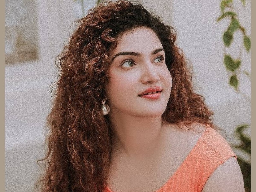 എപ്പോഴും സ്റ്റൈലിഷ് ലുക്കിൽ അണിഞ്ഞൊരുങ്ങി സോഷ്യൽ മീഡിയയിൽ വരാറുള്ള ഹണി റോസിനെയാണ് അവരുടെ ഇൻസ്റ്റാഗ്രാം പേജിൽ കാണാറുളളത് എങ്കിൽ, ഇക്കൊല്ലം ഏറ്റവും കൂടുതൽ ഉണ്ടായത് അവരുടെ ചില പ്രസ്താവനകളാണ്. ബോബി ചെമ്മണ്ണൂർ, രാഹുൽ ഈശ്വർ എന്നിവരിൽ നിന്നും നേരിട്ട അവഹേളന പരാതികളുടെ മേലുള്ള പരാതിപ്രവാഹമാണ് ഹണി റോസിന്റെ പേജിൽ. എന്നാൽ ഹണി ഇനി കംബാക്ക് മോഡിൽ ആണ്. തിരിച്ചുവരവിന്റെ സൂചനകൾ നൽകി ഹണി പുത്തൻ വീഡിയോയുമായി വന്നിരിക്കുന്നു 