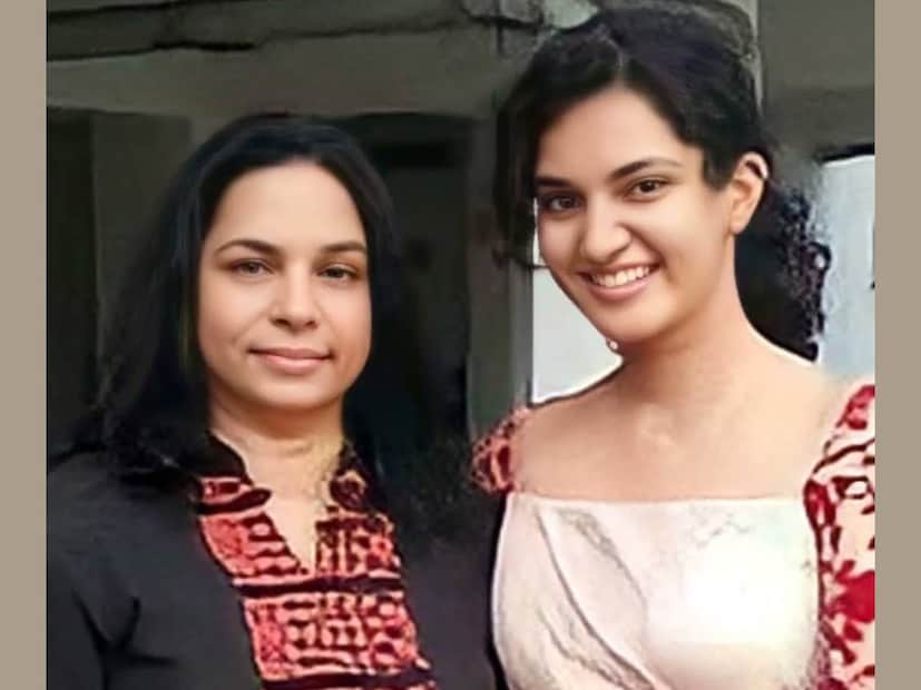 സിനിമയിൽ പേരുമാറ്റി ഭാഗ്യം പരീക്ഷിക്കുന്ന താരങ്ങളുടെ കൂട്ടത്തിൽ ഹണി റോസുമുണ്ട്. ഇടയ്ക്ക് ഹണി ധ്വനി ആയി മാറിയെങ്കിലും, വീണ്ടും പഴയപേരിലേക്ക് മടങ്ങുകയായിരുന്നു. ഉദ്‌ഘാടന വേദികളിൽ ഇന്ന് ഹണി റോസ് കേരളത്തിലെ ഏറ്റവും വലിയ താരമാണ് എന്ന് പറയുന്നതിൽ അതിശയോക്തി തീരെയില്ല. ഹണി റോസ് വരുന്നു എന്ന് കേട്ടാൽ, ക്ഷണം ഇല്ലെങ്കിലും പോലീസ് പോലും നിയന്ത്രിക്കാൻ പെടാപ്പാടു വരുന്ന ഒരു ജനക്കൂട്ടത്തെ അവിടെ പ്രതീക്ഷിക്കാം. കേരളത്തിലങ്ങോളം ഇങ്ങോളം മാത്രമല്ല, വിദേശത്തു പോലും ഹണി റോസിന് ഇത്തരത്തിൽ ഗംഭീര സ്വീകരണവും ഫാൻ ഫോളോയിങ്ങുമുണ്ട്. ഹണിയുടെ ലുക്കുകൾക്ക് പിന്നിൽ അമ്മയുടെ മിടുക്കാണ് എന്ന് ഹണി അംഗീകരിച്ച കാര്യമാണ് (തുടർന്ന് വായിക്കുക)