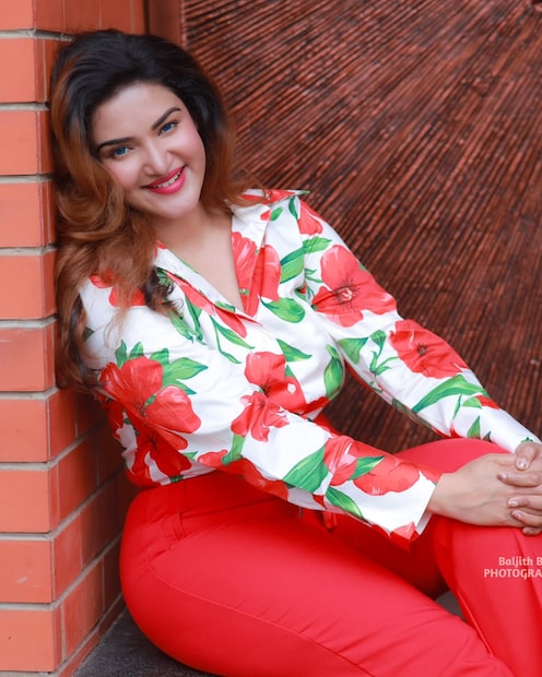  ''ഒരു വ്യക്തി ദ്വയാർത്ഥപ്രയോഗങ്ങളിലൂടെ മനപ്പൂർവം തുടർച്ചയായി പിന്നാലെ നടന്ന് അപമാനിക്കാൻ ശ്രമിക്കുമ്പോഴും പ്രതികരിക്കാത്തത് അത്തരം സ്റ്റേറ്റ്‌മെൻ്റസ് ആസ്വദിക്കുന്നത് കൊണ്ടാണോ അതോ പറയുന്നതെല്ലാം അംഗീകരിക്കുന്നത് കൊണ്ടാണോ എന്ന് അടുപ്പം ഉള്ളവർ ചോദിക്കുന്നു. പ്രസ്‌തുത വ്യക്തി പിന്നീടും ചടങ്ങുകൾക്ക് എന്നെ ക്ഷണിച്ചപ്പോൾ ഞാൻ പോകാൻ വിസമ്മതം പ്രകടിപ്പിച്ചതിന് പ്രതികാരമെന്നോണം ഞാൻ പോകുന്ന ചടങ്ങുകളിൽ മനപ്പൂർവം വരാൻ ശ്രമിക്കുകയും കഴിയുന്ന ഇടത്തെല്ലാം സ്ത്രീത്വത്തെ അപമാനിക്കുന്ന രീതിയിൽ എൻ്റെ പേര് മാധ്യമങ്ങളിലൂടെ പറയുകയും ചെയ്യുന്നു.(Photo: Instagram) 