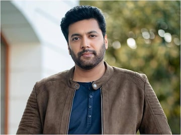 ഇനി 'ജയം രവി' അല്ല; പേരുമാറ്റിയ വിവരം പങ്കുവച്ച് താരം ഇനി 'ജയം രവി' അല്ല; പേരുമാറ്റിയ വിവരം പങ്കുവച്ച് താരം