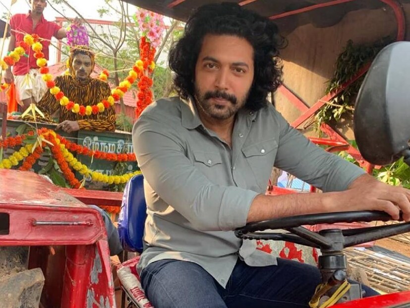  ആരാധകരെ ഞെട്ടിച്ച് കൊണ്ടാണ് കഴിഞ്ഞ വർഷം നടൻ വിവാഹമോചന വാർത്ത പങ്കുവച്ചത്. 15 വർഷത്തെ ദാമ്പത്യജീവിതത്തിനാണ് ഇതോടെ വിരാമമിട്ടത്. ഇത് പെട്ടെന്നുണ്ടായ ഒരു തീരുമാനമല്ല. വ്യക്തിപരമായ കാരണങ്ങളാണ് ഇതിന് പിന്നിലെന്നും നടൻ അന്ന് വ്യക്തമാക്കിയിരുന്നു. 2009 ൽ ആയിരുന്നു ജയം രവിയുടെയും ആർതിയുടെയും വിവാഹം. ആരവ്, അയാൻ എന്നീ രണ്ട് ആൺമക്കൾ ഇവർക്കുണ്ട്.