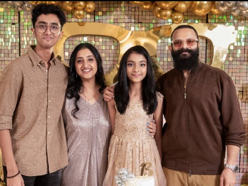 തമ്മിൽ പ്രണയമുണ്ടെന്നു ജയസൂര്യയോ സരിതയോ ആർക്കും സംശയത്തിനിട നൽകിയില്ല. വിവാഹം ചെയ്യാൻ താൽപ്പര്യം ഉണ്ടെന്ന് രണ്ടുപേരും അറിയിച്ചതും, കുടുംബങ്ങൾ തുടക്കത്തിൽ ഒന്ന് ഞെട്ടി. പതിയെ അവരുടെ ആവശ്യം അംഗീകരിച്ചു. സരിത എം.എസ്.സി. ബയോടെക്നോളജി പൂർത്തിയാക്കിയതും, 2004 ജനുവരി 25ന് വിവാഹം നടന്നു. ജയസൂര്യ- സരിത ദമ്പതികളുടെ മൂത്തമകന് 19 വയസുണ്ട്. മകൾ വേദയ്ക്ക് 13 വയസ്സാണ് പ്രായം 