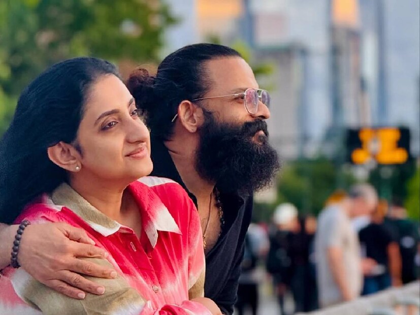 തീർത്തും അപ്രതീക്ഷിതമായാണ് ജയസൂര്യയും സരിതയും പരിചയപ്പെടുന്നത്. അന്ന്, എ.സി.വി. ചാനലിൽ ജയസൂര്യക്ക് ഒരു ലൈവ് ഫോൺ-ഇൻ പരിപാടി ഉണ്ടായിരുന്നു. ജനപ്രീതി ഏറിയ പരിപാടിയായിരുന്നു ഇത്. സരിതയും അനുജത്തിയും അമ്മൂമ്മയും വരെ ഈ ഷോയുടെ ഫാൻസ്‌ ആയിരുന്നു. അന്നാളുകളിൽ ബാംഗ്ലൂരിലെ ദയാനന്ദ് സാഗർ കോളേജ് ഓഫ് എൻജിനീയറിങ് വിദ്യാർത്ഥിനിയായിരുന്നു സരിത. ഒരിക്കൽ നാട്ടിലെത്തിയ ദിവസം പരിപാടിയിലെ ശ്രോതാക്കളിൽ ഒരാളായി വെറുതേ ഒന്ന് ഫോൺ വിളിച്ചതാണ് സരിത