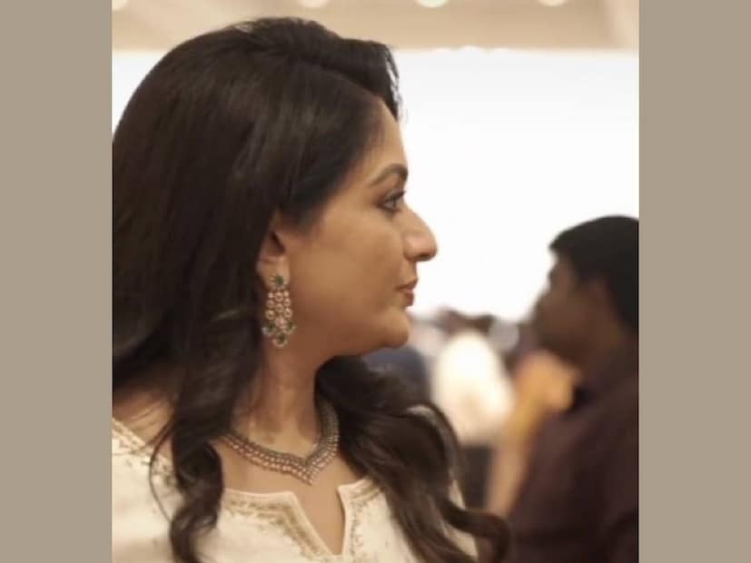 സിനിമയിൽ നിന്നും കിട്ടിയ ഇടവേളയിൽ കാവ്യാ മാധവൻ ഇപ്പോൾ സ്വന്തം വസ്ത്ര ബ്രാൻഡ് ആയ ലക്ഷ്യയുടെ പ്രൊമോഷൻ പരിപാടികളുമായി തിരക്കിലാവാറുണ്ട്. ഇൻസ്റ്റഗ്രാം പേജിൽ ലക്ഷ്യയുടെ സാരികൾ ധരിച്ചുള്ള തന്റെ ചിത്രങ്ങളും വീഡിയോകളും കാവ്യാ മാധവൻ അടുത്തിടെയായി പോസ്റ്റ് ചെയ്യാറുണ്ട്. ദിലീപും കാവ്യാ മാധവനും കുടുംബ സമേതം പങ്കെടുക്കാറുള പല പരിപാടികളിലും വീട്ടിലെ എല്ലാവരുടെയും വേഷം ലക്ഷ്യയിൽ നിന്നുമായിരിക്കും. മീനാക്ഷിയും മഹാലക്ഷ്മിയും ലക്ഷ്യയുടെ മോഡലുകളായി എത്തിയ ദൃശ്യങ്ങൾ സോഷ്യൽ മീഡിയയിൽ കാണാവുന്നതാണ്. കൊച്ചിയിലാണ് ലക്ഷ്യയുടെ പ്രവർത്തനം