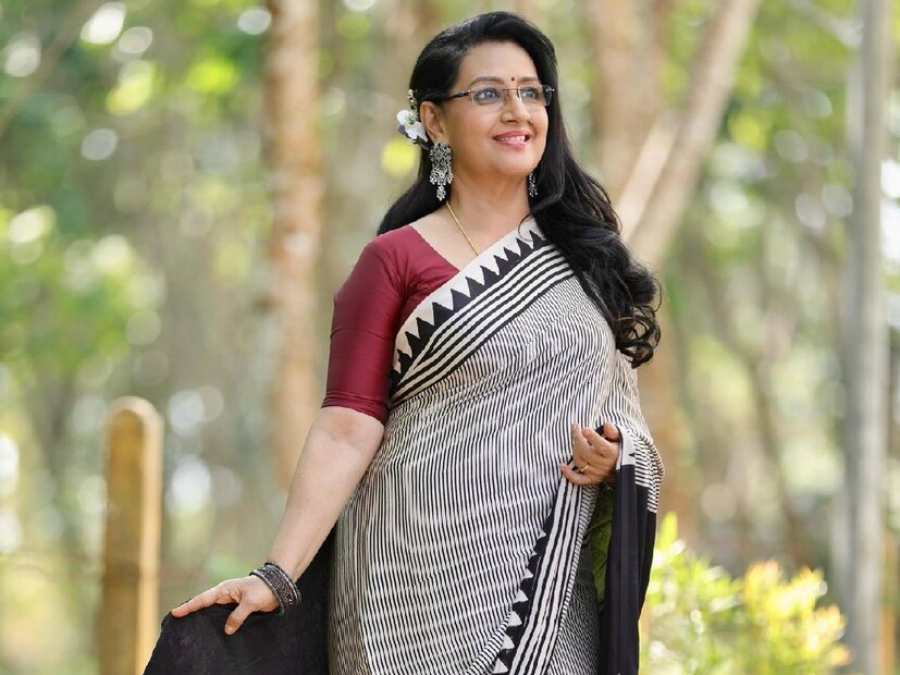 മുപ്പതിലധികം വർഷങ്ങൾക്ക് ശേഷം ആ സാരി വധുവായ മകൾ കീർത്തി അണിയുമ്പോൾ, അവരുടെ മുന്നിൽ ആകെ ഒരു വെല്ലുവിളി മാത്രമേയുണ്ടായിരുന്നുള്ളൂ. ഇത്രയും വർഷം മേനക ആ സാരി അത്ര മനോഹരമായി സൂക്ഷിച്ചിരുന്നു. അതേ നിലയിൽ ആ വിവാഹ സാരി അമ്മയ്ക്ക് മടക്കി നൽകേണ്ടതിന്റെ ഭാരിച്ച ഉത്തരവാദിത്തം കീർത്തിയിൽ നിക്ഷിപ്തം. ആ സാരി ധരിക്കാൻ അവസരം ലഭിച്ചതിൽ കീർത്തി സുരേഷിന് അതിയായ സന്തോഷമുണ്ട് മനസ്സിൽ. ഗലാട്ട ഡോട്ട് കോമിന് നൽകിയ അഭിമുഖത്തിലായിരുന്നു കീർത്തി തന്റെ അമ്മയുടെ വിവാഹ സാരിയെ കുറിച്ച് സംസാരിച്ചത് 