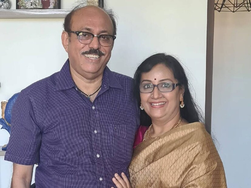 വിവാഹത്തിൽ അച്ഛൻ സുരേഷിന്റെയും അമ്മ മേനകയുടെയും സാന്നിധ്യം മാത്രമല്ല, അവരുടെ വിവാഹത്തിന്റെ ഒരു ഭാഗവും കീർത്തിക്ക് സ്വന്തമായിരുന്നു. വിവാഹ തയാറെടുപ്പുകളുടെ ഭാഗമായി കീർത്തിയും മേനകയും തമ്മിലെ ചാറ്റ് എടുത്തുകാട്ടിയാണ് കീർത്തി അക്കര്യത്തെക്കുറിച്ച് സംസാരിച്ചത്. വിവാഹ ദിവസത്തിന്റെ തുടക്കത്തിൽ, ചടങ്ങിന്റെ ഭാഗമായി ചില വസ്ത്രങ്ങൾ അണിയണം എന്ന് മേനക കീർത്തിയെ അറിയിച്ചു. എന്നാൽ കീർത്തിയുടെ കണ്ണുടക്കിയത് സുന്ദരിയായ വധുവായിരുന്ന അമ്മ മേനകയുടെ പഴയ ചിത്രത്തിലാണ്