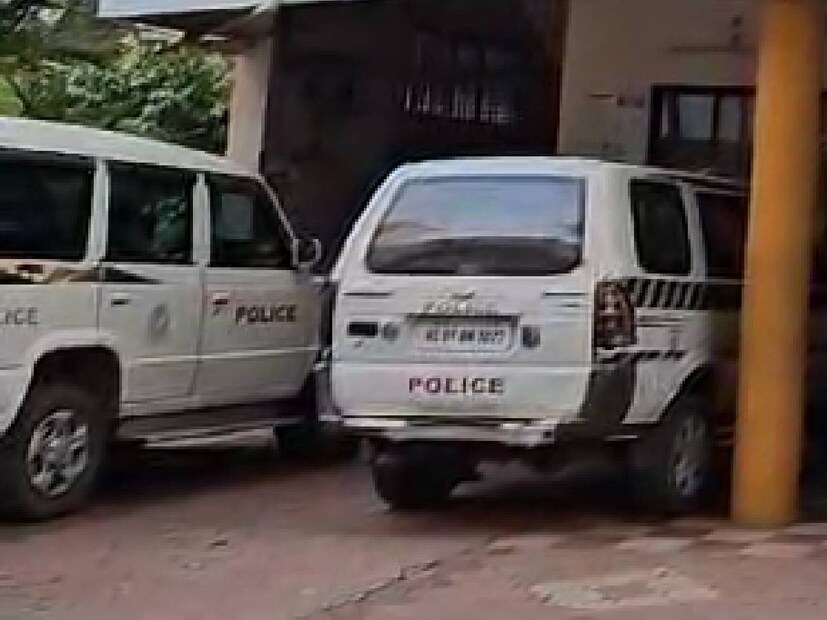 ശ്രീകാന്ത് വയലിക്കാവൽ പോലീസ് സ്റ്റേഷനിൽ പരാതി നൽകിയിരുന്നു. ഇത് നോൺ കോഗ്നിസിബിൾ റിപ്പോർട്ട് ആയി റെക്കോർഡ് ചെയ്‌തു. കോടതിയുടെ അനുമതിയോടു കൂടിയാണ് ഇത്തരം കേസുകൾ പോലീസ് കൈകാര്യം ചെയ്യുക. കൂടുതൽ അന്വേഷണത്തിനായി സദാശിവനഗർ പോലീസ് സ്റ്റേഷനിലേക്ക് കേസ് ട്രാൻസ്ഫർ ചെയ്തിരിക്കുന്നു. ശ്രീകാന്തിന്റെ ഭാര്യയുടെ പരാതിയിൽ 5000 രൂപ ഭർത്താവിനോട് ചോദിച്ച വിവരം രേഖപ്പെടുത്തിയിട്ടില്ല എന്നും പോലീസ് പറഞ്ഞു