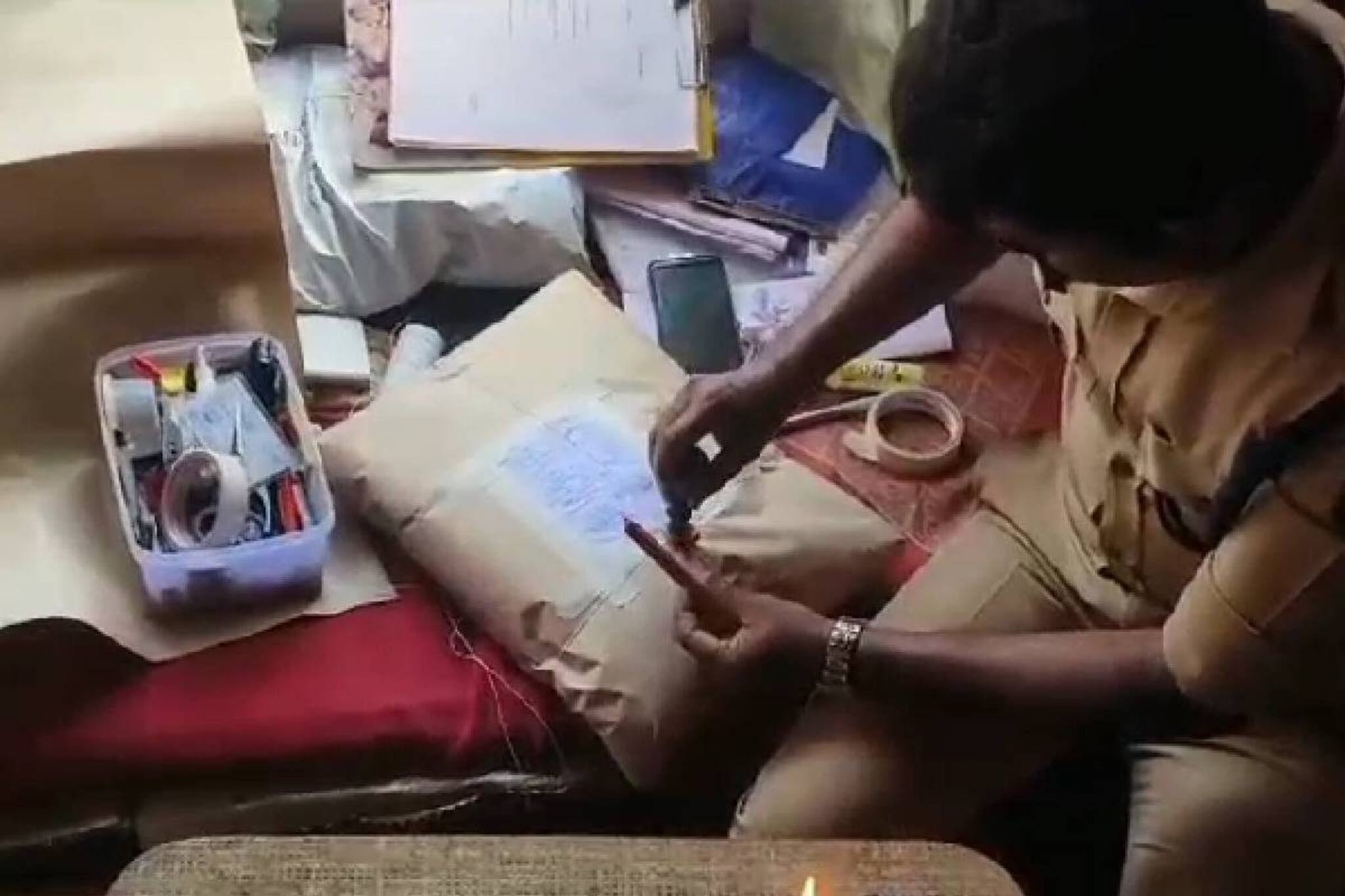 രഹസ്യവിവരം ലഭിച്ച് കൊല്ലത്ത് 61കാരന്റെ വീട്ടിൽ നടത്തിയ റെയ്‌ഡിൽ കണ്ടെടുത്തത് ഒളിപ്പിച്ചുവച്ച കഞ്ചാവ്