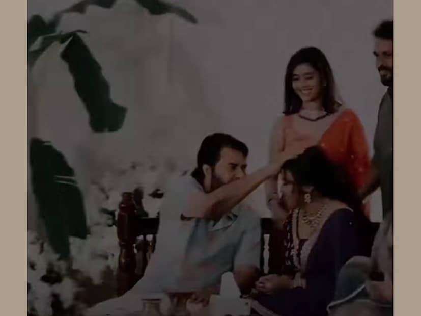സിന്ത്യയെ തലയിൽ കൈവച്ചനുഗ്രഹിക്കുന്ന മമ്മൂട്ടി. അഖിൽ ആണ് സിന്ത്യയുടെ വരൻ. കൊച്ചി IMA ഹാളിലായിരുന്നു മമ്മൂട്ടി, ദുൽഖർ സൽമാൻ എന്നിവർ ചേർന്ന് പങ്കെടുത്ത പരിപാടി. സിന്ത്യയെ കൂടാതെ സിൽവിയയാണ് ജോർജിന്റെ മറ്റൊരു മകൾ. പാലായിൽ വച്ചാണ് വിവാഹം നടക്കുക. നീലഗിരി എന്ന മമ്മൂട്ടി ചിത്രം മുതൽ ആരംഭിച്ചതാണ് ജോർജും മമ്മൂട്ടിയും ചേർന്നുള്ള യാത്ര. അന്ന് ജോർജ് മമ്മൂട്ടിയുടെ മേക്കപ്പ് മാൻ ആയാണ് പരിചയം. ജോഷിയുടെ കൗരവർ എന്ന ചിത്രം മുതൽ ജോർജ് സ്വന്തന്ത്ര മേക്കപ്പ്മാനാണ്