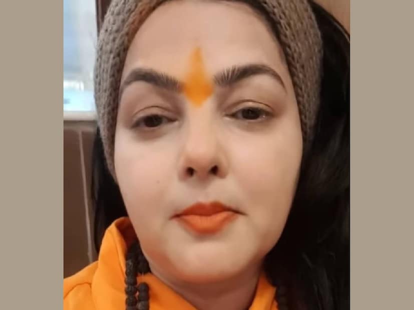 ഏറെക്കാലമായി സോഷ്യൽ മീഡിയയിൽ മംമ്ത കുൽക്കർണി എന്ന ഐഡന്റിറ്റിയിൽ നിന്നുകൊണ്ട് തന്നെ സന്യാസത്തിലേക്ക് തിരിയുന്നതിന്റെ ലക്ഷണങ്ങൾ അവരുടെ ചില ഫോട്ടോ, വീഡിയോ പോസ്റ്റുകളിൽ കാണാമായിരുന്നു. 23 വർഷങ്ങൾക്ക്‌ മുൻപ് ഗുരു ശ്രീ ചൈതന്യ ഗഗൻ ഗിരിയിൽ നിന്നും, അവർ ദീക്ഷ അഥവാ ആരംഭം കുറിച്ചിരുന്നു. കഴിഞ്ഞ ദിവസം നടന്ന ചടങ്ങുകളോട് കൂടി അവർ പൂർണമായും സന്യാസത്തിലേക്ക് മാറിക്കഴിഞ്ഞു. തമിഴ് സിനിമയിൽ ആരംഭിച്ചുവെങ്കിലും, 1990കളിലെ ബോളിവുഡിൽ അവർ ശ്രദ്ധിക്കപ്പെടുന്ന വേഷങ്ങൾ ചെയ്തു 