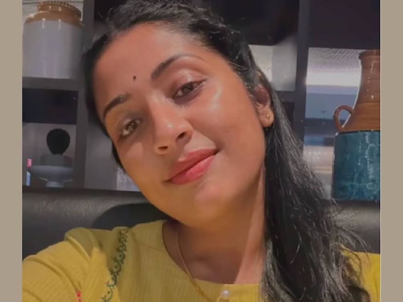 വർഷങ്ങളോളം സിനിമയിൽ അഭിനയിച്ചു കൊണ്ട് 'നവ്യ നായർ' എന്ന പേരിനെ ബ്രാൻഡ് ആക്കി മാറ്റാൻ താരത്തിന് കഴിഞ്ഞു എന്നതിന് ഇന്നും തെളിവുണ്ട്. നല്ലൊരു പഠിപ്പിസ്റ് ആയിട്ടും, നവ്യ തിളങ്ങിയത്, അഭിനയ, നൃത്ത മേഖലകളിലാണ്. സ്കൂൾ കലോത്സവത്തിലെ മികവിലൂടെയാണ് നവ്യ നായർ ആദ്യ സിനിമയിൽ എത്തുന്നതും, ധന്യ വീണ എന്ന ഹരിപ്പാടുകാരി നവ്യ നായർ ആയി മാറുന്നതും. രാജു, വീണ ദമ്പതികളുടെ മൂത്തമകളാണ് നവ്യ നായർ. നവ്യയുടെ സ്കൂൾ കാലം കഴിയും മുൻപേ, സിനിമയിൽ നിന്നും മികച്ച അവസരങ്ങൾ അവരെ തേടിയെത്തിയിരുന്നു (തുടർന്ന് വായിക്കുക)