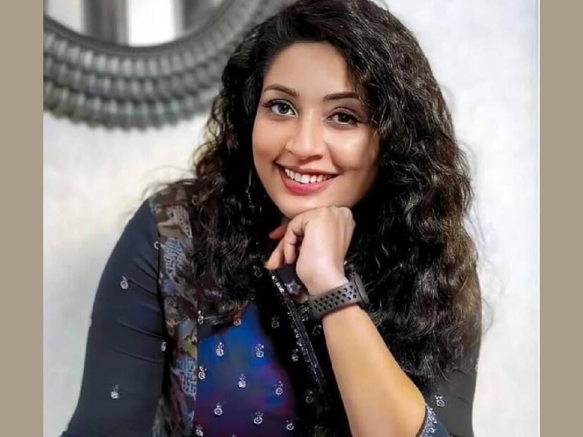 നവ്യാ നായരുടെ നൃത്ത വിദ്യാലയമായ മാതംഗിയിലും കുടുംബാംഗങ്ങളുടെ സഹകരണമുണ്ട്. അച്ഛനമ്മമാർ ആണ് ഡയറക്ടർ ബോർഡ് അംഗങ്ങൾ. വിദ്യാലയം പ്രവർത്തിക്കുന്നത് നവ്യ നായരുടെ വീടിന്റെ മുകൾ നിലയിലാണ്. നൃത്തം ചെയ്യുക എന്ന സ്വപ്നം പലർക്കും പ്രായഭേദമന്യേ സാക്ഷാത്ക്കരിക്കപ്പെട്ട ഇടം കൂടിയാണ് നവ്യയുടെ നൃത്ത വിദ്യാലയം. സിനിമാ തിരക്കുകൾക്കിടയിലും നവ്യ നായർ ഇതിന്റെ പ്രവർത്തനം സുഗമമായി കൊണ്ടുപോകാറുണ്ട്. എല്ലാത്തിലും നിന്നും ഒഴിഞ്ഞു മാറുന്ന ദിവസങ്ങളിൽ നവ്യ നായർ യാത്രയിലായിരിക്കും 