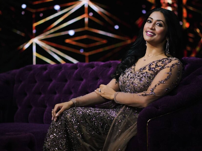 യാത്രകളിൽ ആരെയെങ്കിലും കൂടെകൂട്ടിയാണ് നവ്യ നായർ പോകാറുള്ളത്. മിക്കവാറും അച്ഛനും അമ്മയും കൂട്ടുകാരും അതുമല്ലെങ്കിൽ, മകൻ സായ് കൃഷ്ണയുമാകും നവ്യയുടെ കൂടെയുണ്ടാവുക. താരം ഒരിക്കൽ ട്രെയിനിൽ യാത്ര പോകാൻ പോലും കൂട്ടുകാരിയെ ഒപ്പം കൂട്ടിയിരുന്നു. ഒരാൾ തന്നെത്തന്നെ സ്നേഹിക്കേണ്ടതിന്റെയും, ഒറ്റയ്ക്ക് ജീവിക്കാൻ പഠിക്കേണ്ടതിന്റെയും ആവശ്യമുള്ളതായും നവ്യ അടുത്തിടെ തന്റെ യൂട്യൂബ് വ്ലോഗിൽ പരാമർശിച്ചിരുന്നു. അതുമൂലമുണ്ടാകുന്ന ആത്മവിശ്വാസവും സ്വയംപര്യാപ്തതയുമാണ് നവ്യ നായർ ചൂണ്ടിക്കാട്ടിയത്. അടുത്തിടെ ഒരു ടി.വി. പരിപാടിയിൽ നവ്യ നായർ അവതാരകയായി എത്തിയിരുന്നു