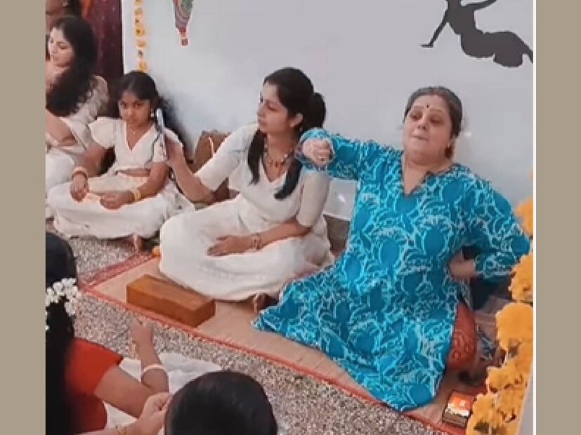 നാരായണിയും നിരഞ്ജനയും ചേർന്ന് നടത്തുന്ന പുനർജനി സ്കൂൾ ഓഫ് ഡാൻസ് എന്ന നൃത്തവിദ്യാലയത്തിന്റെ പരിപാടിക്കാണ് ദിലീപും കാവ്യയും എത്തിയത്. ഇവിടെ പഠിക്കുന്ന വിദ്യാർത്ഥിനികളുടെ ഭരതനാട്യ അരങ്ങേറ്റമാണ് വിഷയം. ജനുവരി മാസം നാലാം തിയതിയായിരുന്നു പരിപാടി. എട്ട് വിദ്യാർത്ഥിനികളാണ് നൃത്ത അരങ്ങേറ്റം നടത്തിയത്. മലയാള സിനിമയിലെ എക്കാലത്തെയും സൂപ്പർഹിറ്റുകളിൽ ഒന്നായ ദേവാസുരവുമായി അടുത്ത ബന്ധമുള്ളവരാണ് നാരായണിയും നിരഞ്ജനയും. മംഗലശ്ശേരി നീലകണ്ഠൻ എന്ന കഥാപാത്രത്തിന്റെ ജീവിച്ചിരുന്ന പകർപ്പായ മുല്ലശ്ശേരി രാജഗോപാലിന്റെ മകളാണ് നാരായണി