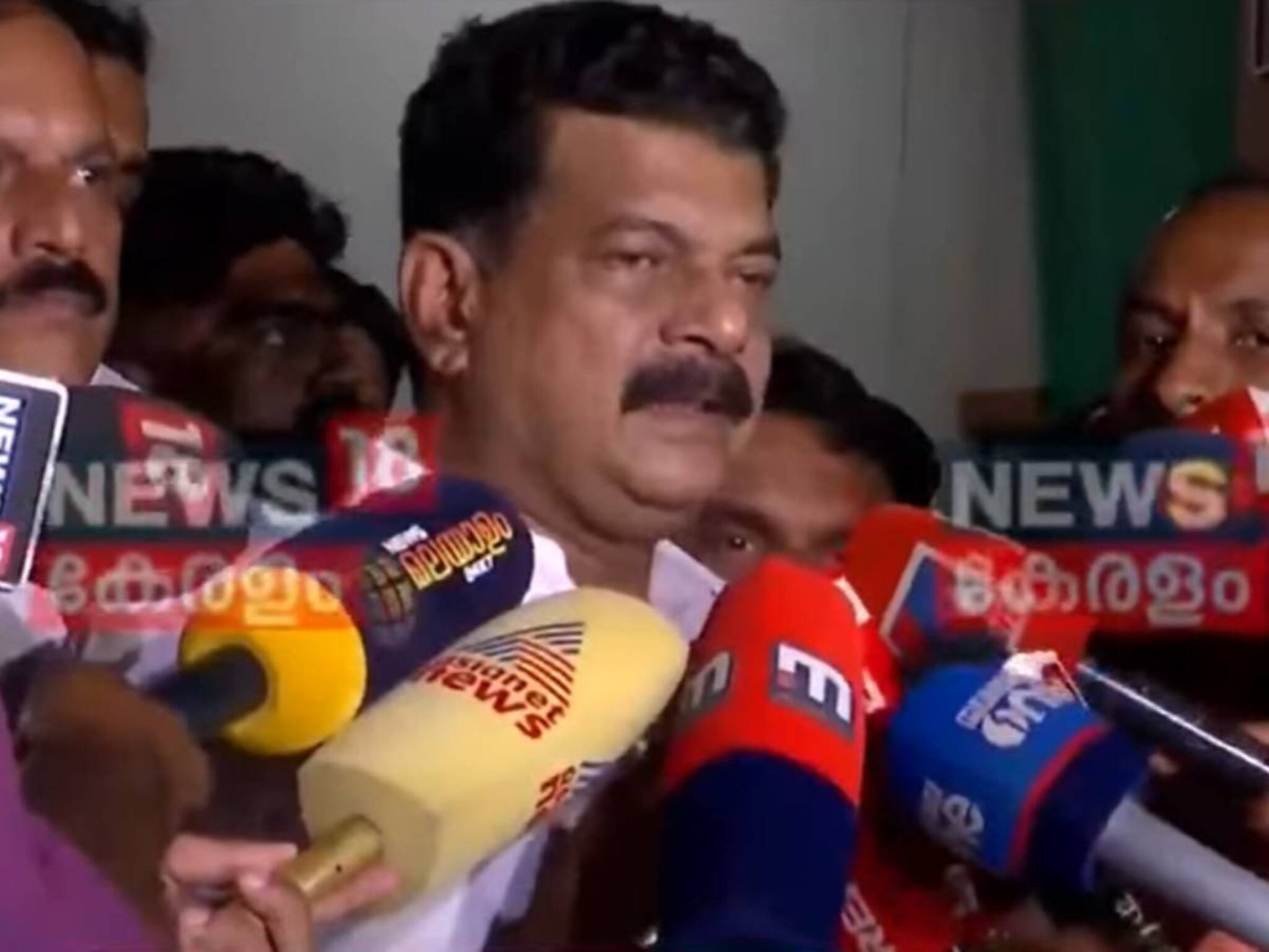'രാഹുൽ മാങ്കൂട്ടത്തിൽ കോൺഗ്രസിന്റെ ക്യാൻസർ; മുറിച്ചു മാറ്റാനുള്ള ആർജവം നേതൃത്വം കാണിക്കണം';പി വി അൻവർ